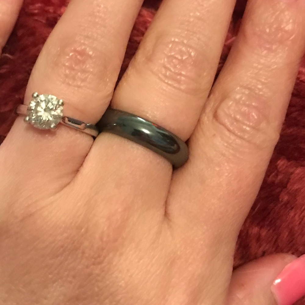 Size 8 Ring. $5 MAX LOW!